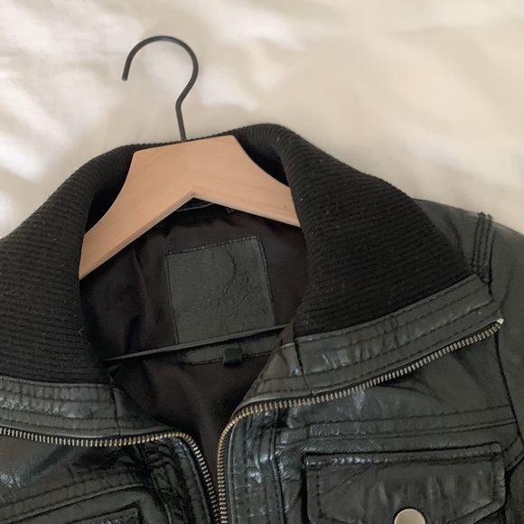Beautiful 100% black leather jacket. Size Small. Ribbed ends. Zipper, 4 pockets - Picture 3 of 5
